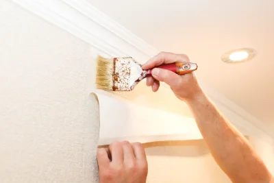 Pose de papier peint à Brusson — revêtements muraux et toiles de verre